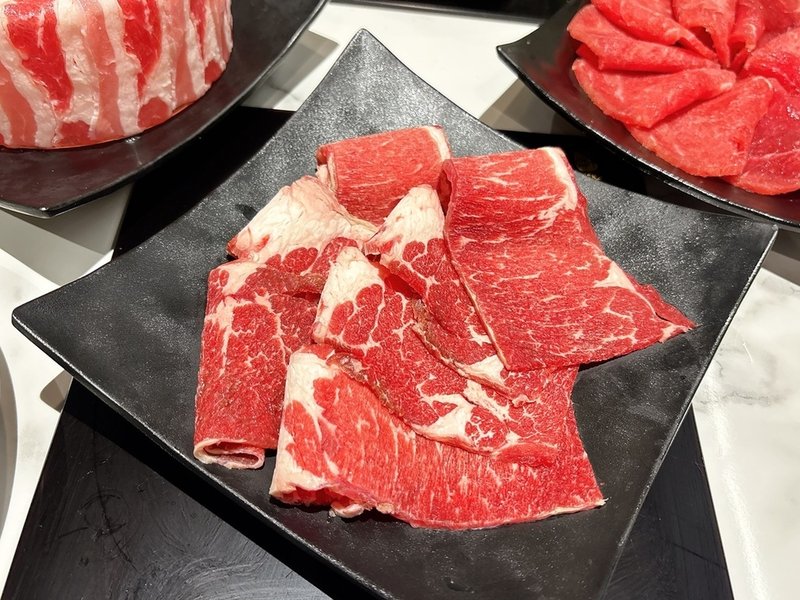 [美食] 韓哥哥石頭火鍋 ▶ 壽星送肉蛋糕 X 牛丼吃到飽 