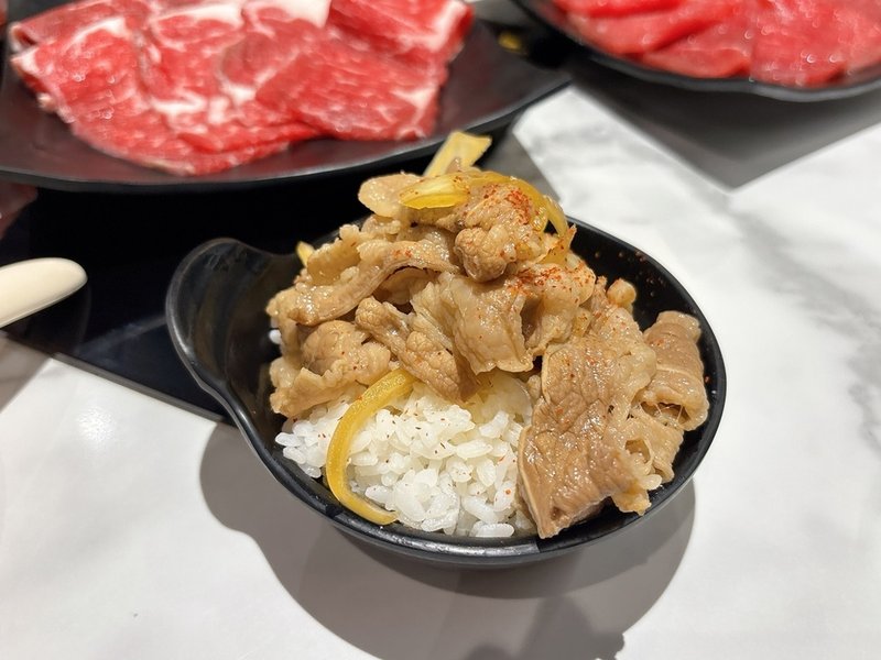 [美食] 韓哥哥石頭火鍋 ▶ 壽星送肉蛋糕 X 牛丼吃到飽 