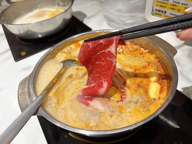 [美食] 韓哥哥石頭火鍋 ▶ 壽星送肉蛋糕 X 牛丼吃到飽 