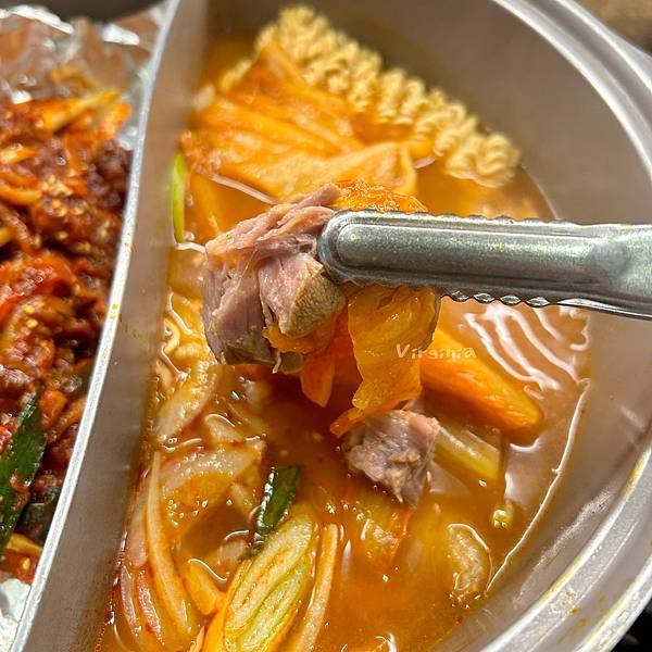 【韓國釜山/美食】묵은지 돼지김치찌개陳年泡菜豬肉鍋∥雙拼菜