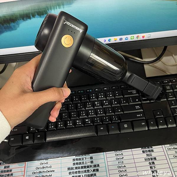 好物視角｜安伯特旋轉手持無線車用吸塵器，輕巧好收納，吸、充、