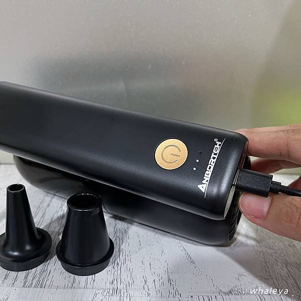 好物視角｜安伯特旋轉手持無線車用吸塵器，輕巧好收納，吸、充、