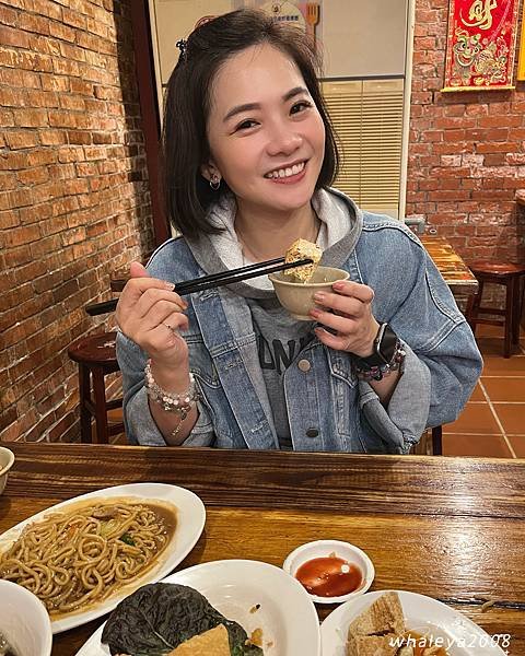 老街美食｜深坑老街｜必吃麻辣臭豆腐、碳燒豆腐霜淇淋｜源春食坊