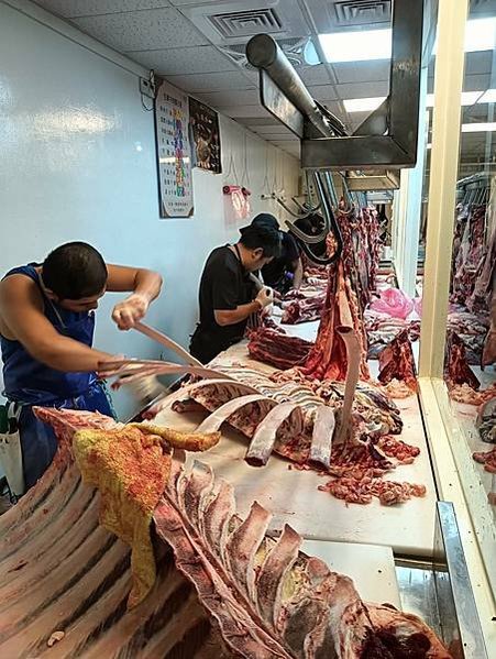 【新北_板橋】排隊美食_溫體牛肉湯_現場牛肉大體肢解秀給你看