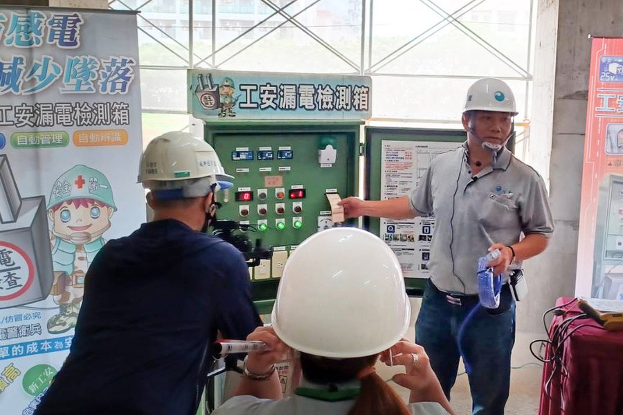 元太水電總經理柯伯呈與工安漏電檢測箱.jpg