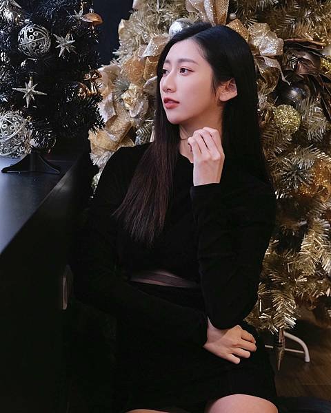 今年的聖誕禮物請接收！JKF女郎與聖誕樹交織成最美畫面