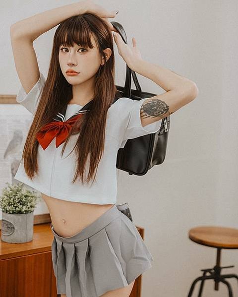 太萌！性感寶貝《Lara雙囍》換上學生制服逆齡成女高校生
