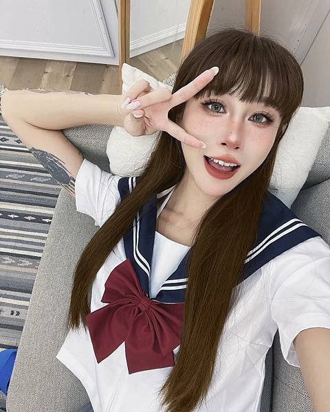 太萌！性感寶貝《Lara雙囍》換上學生制服逆齡成女高校生