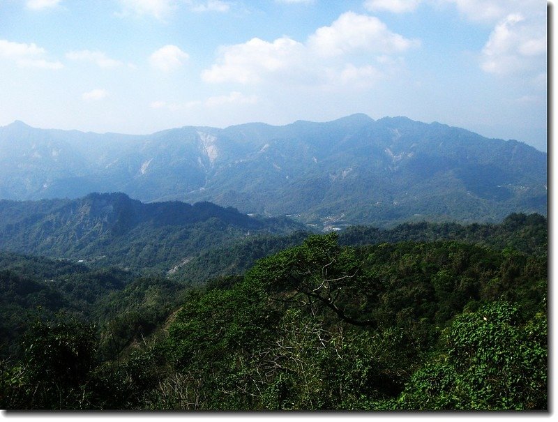 茅山登山道路西眺青倉山、三腳南山