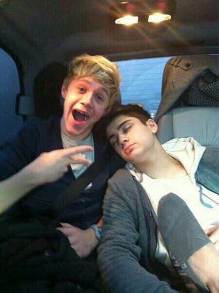 Zayn sleeping on Naill