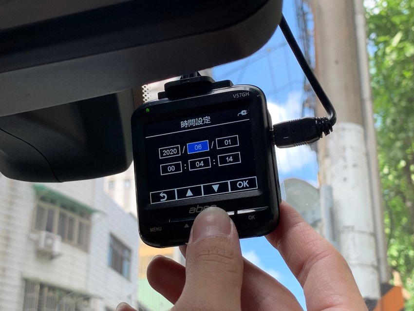 快譯通 abee 行車記錄器│V57GH、H100 前後雙鏡頭 Full HD1080P 高畫質【SONY低照度高感光CMOS感光元件】155度超廣角，車輛道路盡收眼裡