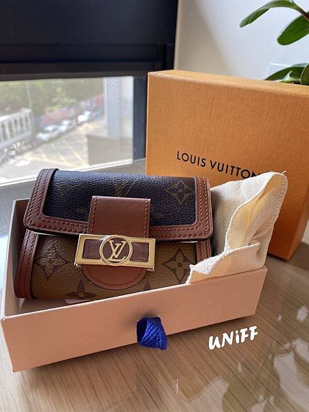 LV dauphine wallet 01.jpg