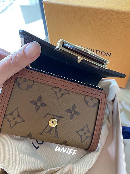 LV dauphine wallet 03.jpg