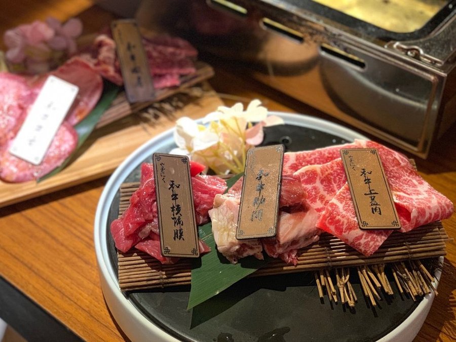 【新竹東區】東門燒肉霸│藏身東門市場的高檔精緻燒肉【仙氣十足的浮誇珠寶盒肉盤】新鮮美味無須過多調味，原汁原味呈現好吃到讓我飛上美味雲端！