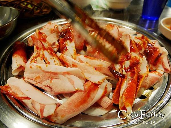 韓國首爾｜明洞｜新村食堂烤肉새마을식당，平價烤肉必推