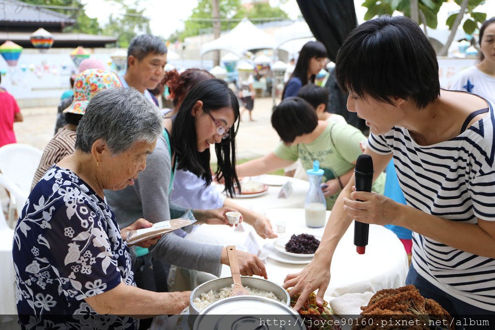 講座現場準備稻米、紫米、小米、紅藜等食材與烹煮料理，讓大家看得見也吃得出差別！