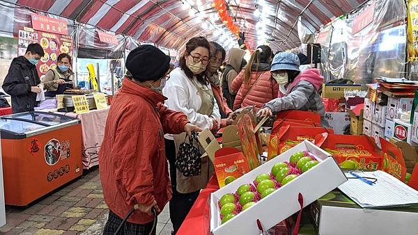 民眾逛年貨大街情形(資料照片)