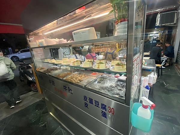 LINE_ALBUM_20241206高雄車站+牛老二、港園牛肉麵+夢時代耶誕英國造景+07岡山學姊+台南石頭火_241209_222