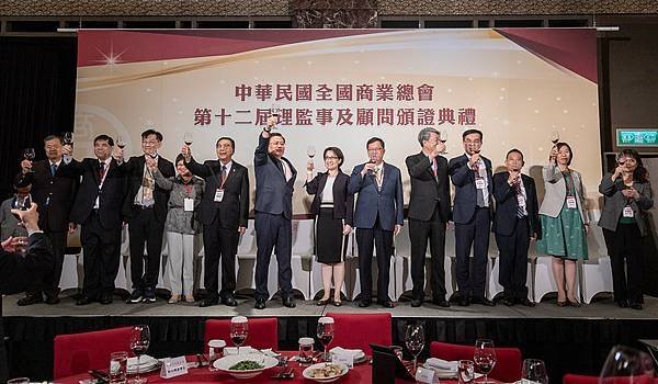 蕭美琴副總統出席商總理監事及顧問授證典禮　盼與業界持續溝通　