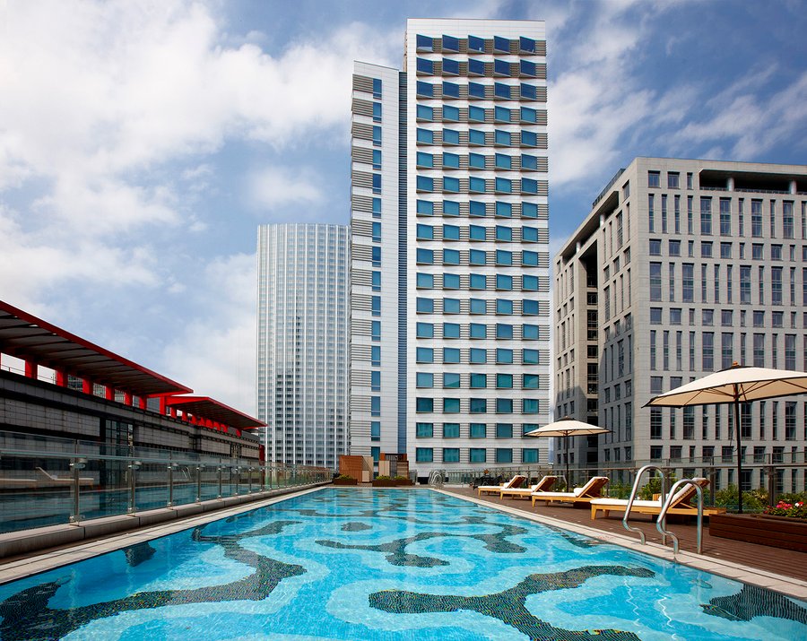 泳池白天全景s.jpg