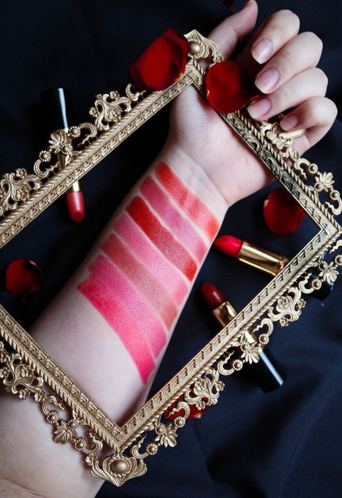 Revlon經典璀璨唇膏_刷色.jpg