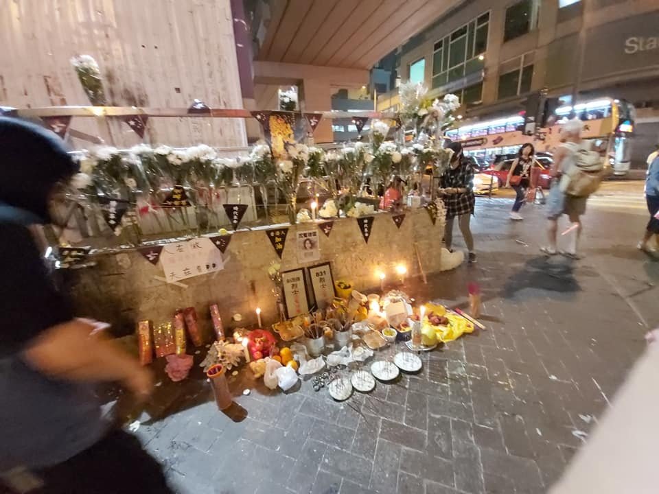 昨晚路經太子，又弔唁一番。