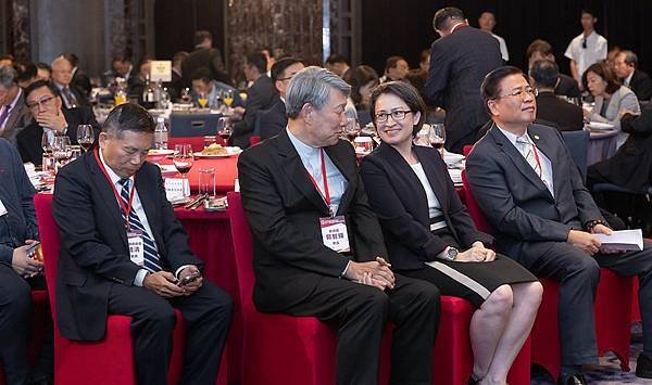 蕭美琴副總統出席商總理監事及顧問授證典禮　盼與業界持續溝通　