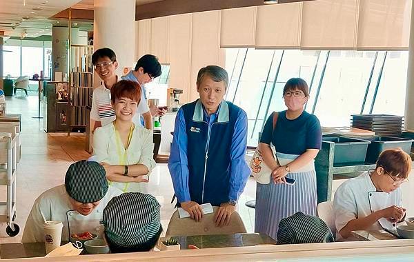 圖說4勞工局長陳瑞嘉關心正在享用員工餐的出勤員工。