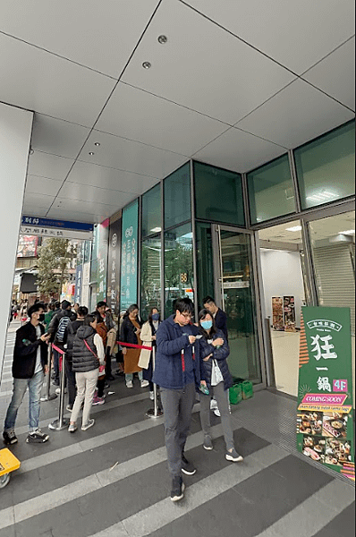 狂一鍋酸菜魚西門店｜哇！還沒開賣就滿滿排隊人潮！集團精心籌畫