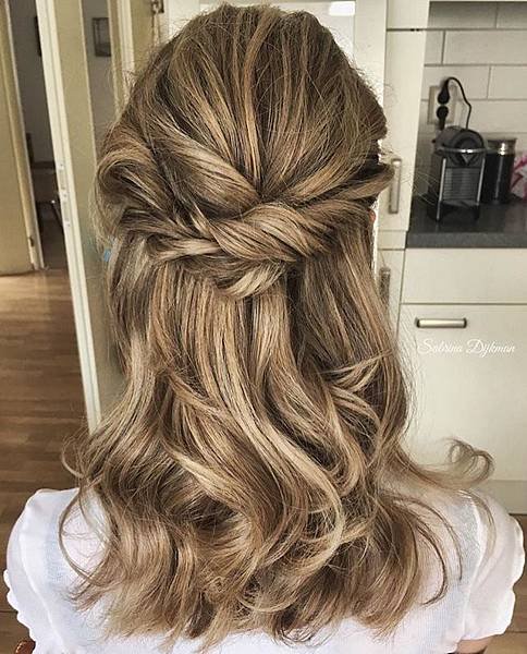 Half-up-hairstyle-2018-wedding-hair-trends.jpg