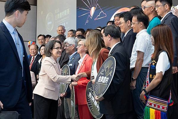 金牌農村頒獎　蕭美琴副總統肯定農村是孕育臺灣農業發展的重要搖