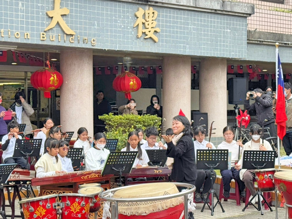 大手牽小手、元旦升旗趣　八德榮家住民長輩牽手田心國小學童齊唱