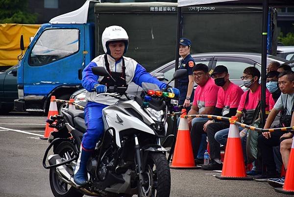 市府跨域合作-邀請民間團隊示範機車駕駛技巧