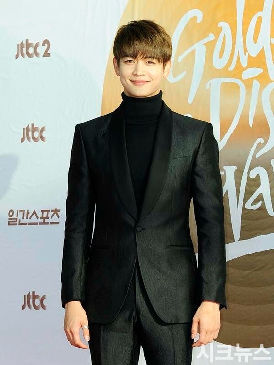 170114 Minho representing SHINee at GDA.jpg