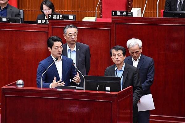 蔣萬安赴議會專案報告 說明成立青年局及悠遊卡興櫃調查報告等案