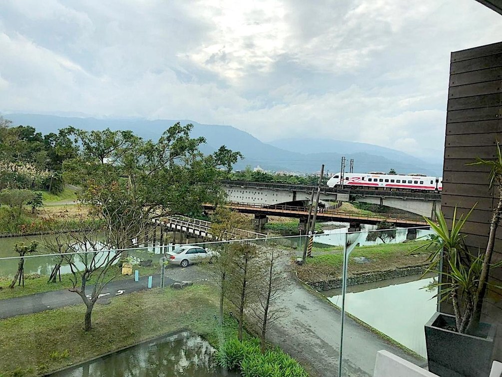 火車鐵路景.jpeg
