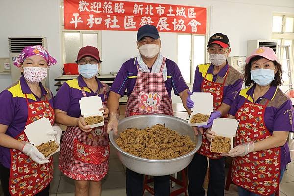 土城平和社區小產業油飯遠近馳名++剛攪拌好的油飯貢貢香++中為創會長林錦松