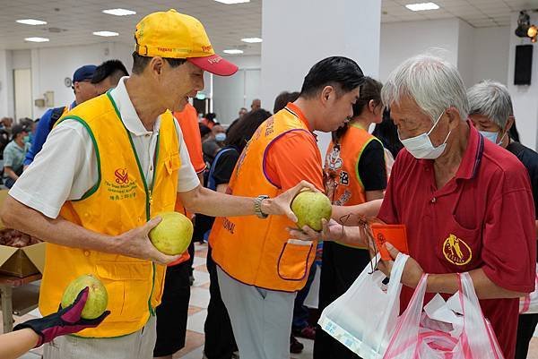 清海無上師世界會台北區負責人王士能（左1）代表該會提供秋季衣物、鞋子及柚子等