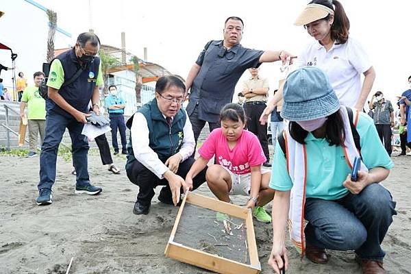 國際淨灘日千人齊聚台南黃金海岸 黃偉哲感謝志工愛地球守護環境