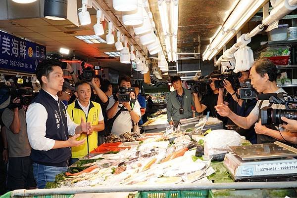 蔣萬安主持颱風整備會議及視察士東市場 市府團隊全力防颱顧民生