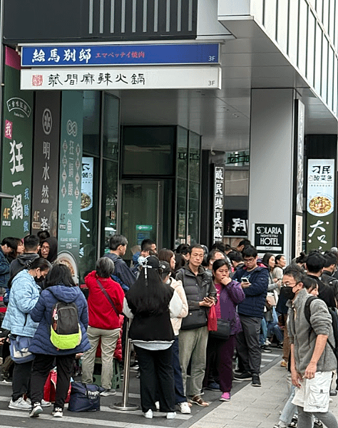 狂一鍋酸菜魚西門店｜哇！還沒開賣就滿滿排隊人潮！集團精心籌畫