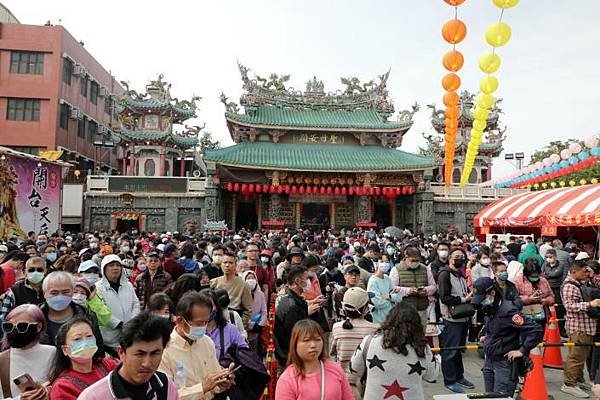 黃偉哲陪同賴清德初一參拜祈福 祝福市民龍年行大運