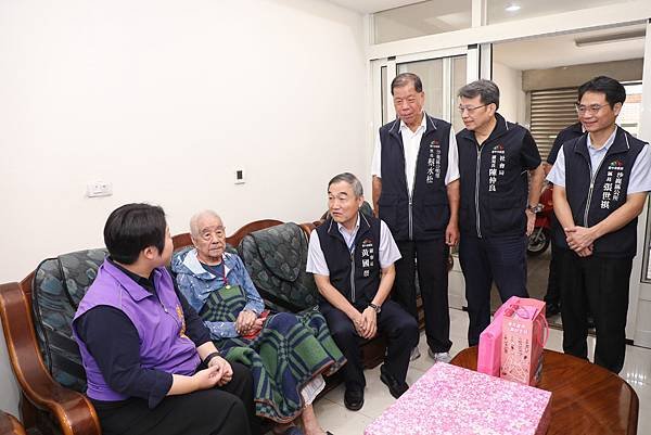 祝福長輩福壽綿長-黃副市長訪101歲陳爺爺贈重陽禮金