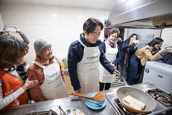 賴清德總統參與寒冬助老關懷活動　陪伴獨居長輩圍爐迎接新年