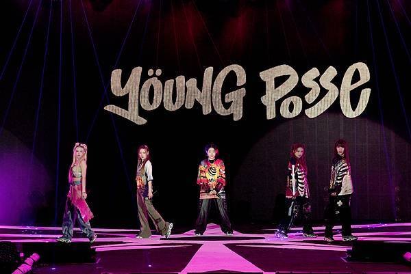 YOUNG+POSSE以充滿節奏性的演唱與極具表現力的舞蹈華麗開場。