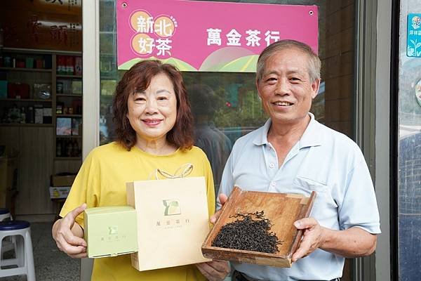 坪林區鄭清池(右)奪新北首屆香韻紅茶特等獎