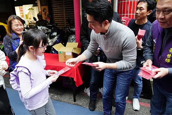 赴臺北年貨大街後華地商圈走街 蔣萬安：歡迎市民朋友到年貨大街