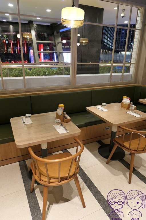 8 M One Cafe 用餐空間 插座.jpg