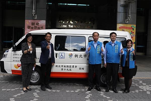 板農理事長郭進源帶領常務監事郭宏政、總幹事郭淑敏（右）捐車++由邱敬斌秘書長和社會局長李美珍（左）代表受贈