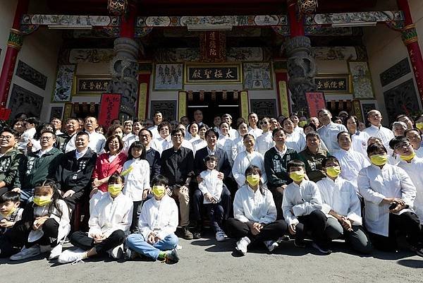 年初五走訪高屏廟宇發放福袋 賴清德副總統祈求臺灣國運昌隆 人